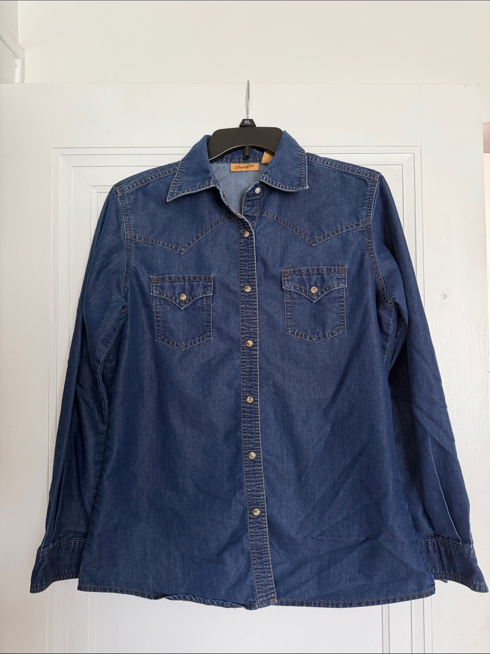 Women’s Wrangler Vintage Denim Western Button-Up Shirt in Deep Blue size medium